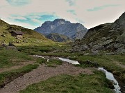 82 Scendendo dal Passo di Mezzeno (2044 m) sul sent. 215 alla conca di Mezzeno